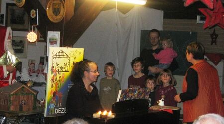 04.12.2011 Adventskaffee Kinderchor beim Musizieren 04.12.2011 Adventskaffee Kinderchor beim Musizieren