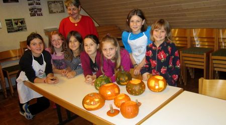 Kinderchor beim basteln Kinderchor beim basteln