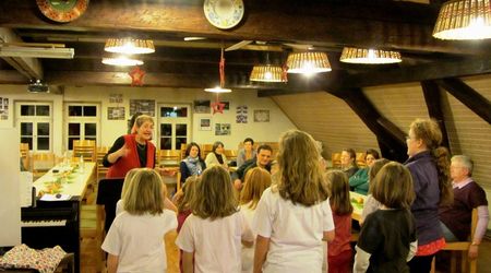 Kinder-Weihnachtsfeier - beim Singen Kinder-Weihnachtsfeier - beim Singen
