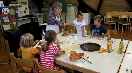 30.08.2012: Kinder-Fp: beim Pizza backen 30.08.2012: Kinder-Fp: beim Pizza backen