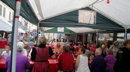 Straßenfest gut besuchter Stand