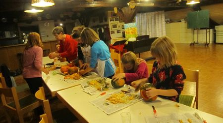 Kinderchor bei ungewohnter Tätigkeit Kinderchor bei ungewohnter Tätigkeit