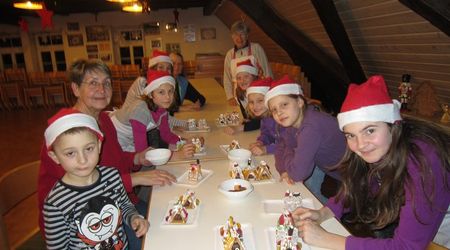 Kinderchor bastelt Hexenhäuschen Kinderchor bastelt Hexenhäuschen